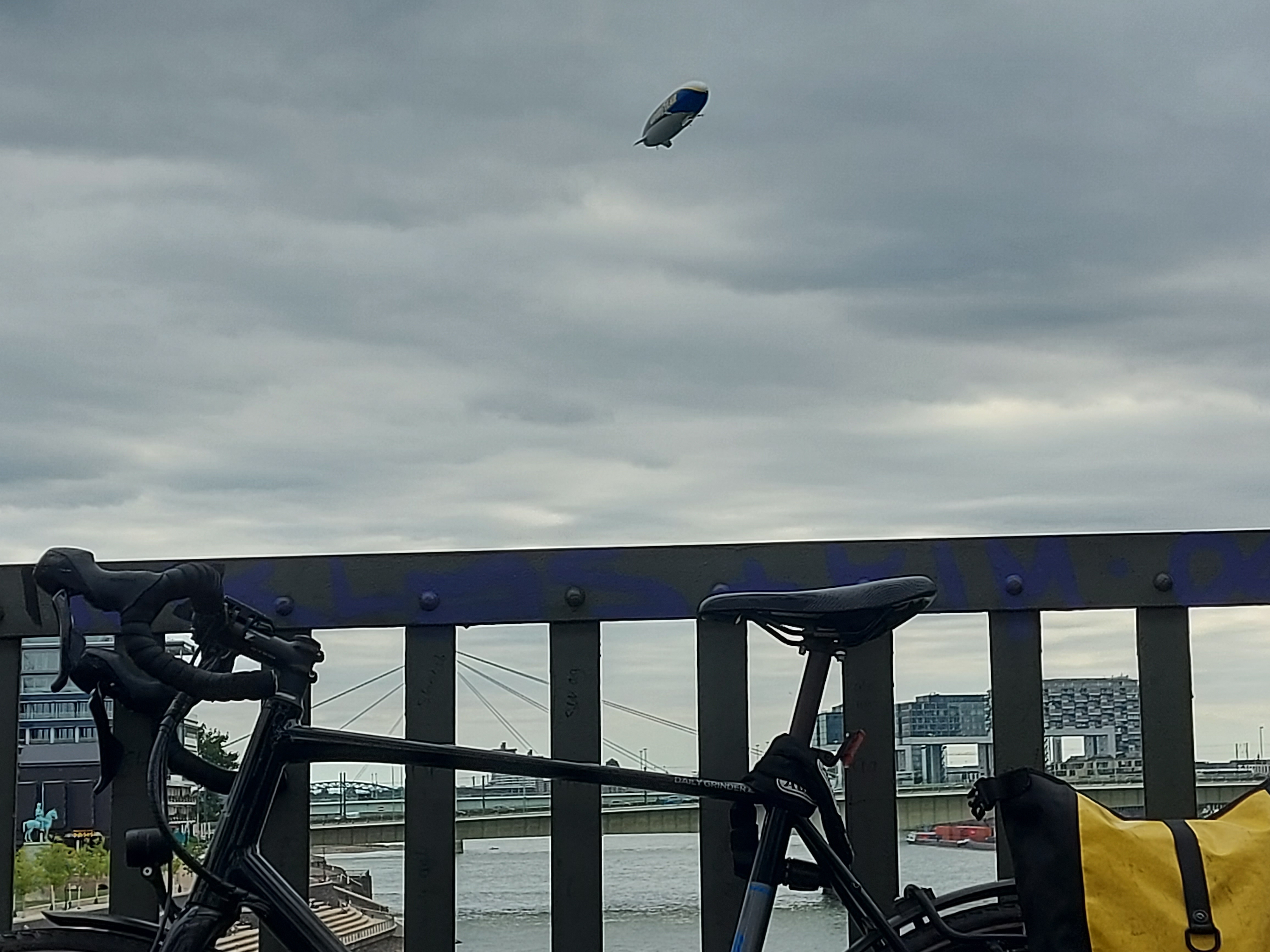 Ein Schiff über dem Rhein