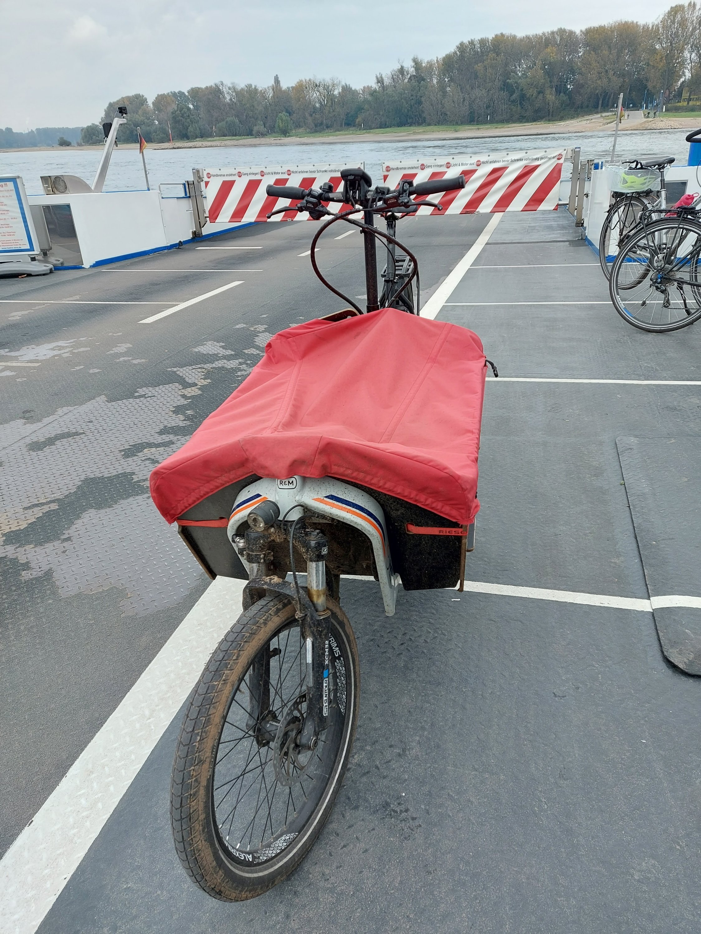 Fähre fährt von vorn