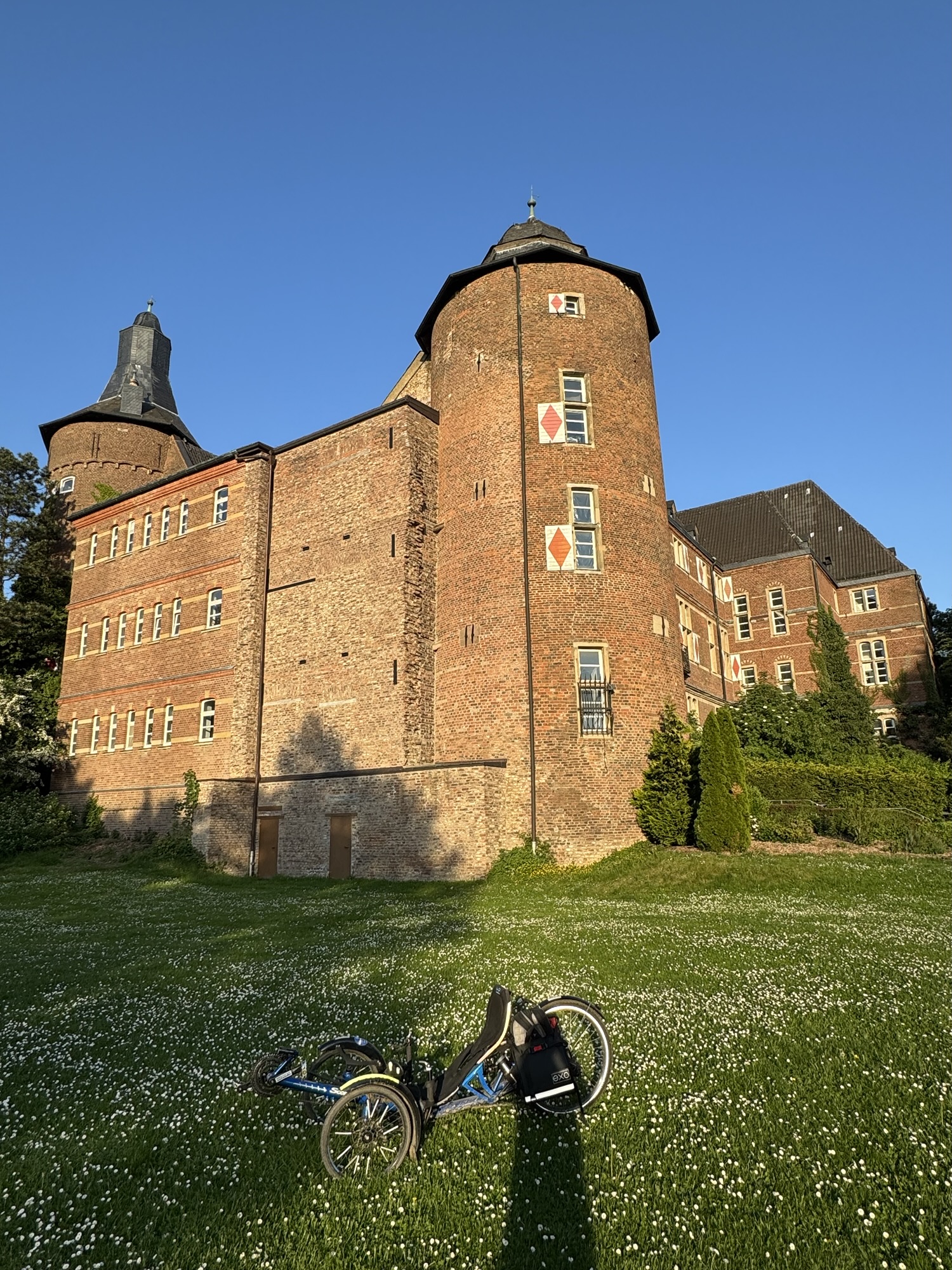 #BlauerSkorpion, #SchlossBedburg, #Himmel, #BlauerHimmel, #Maifeiertag, #Liegedreirad,