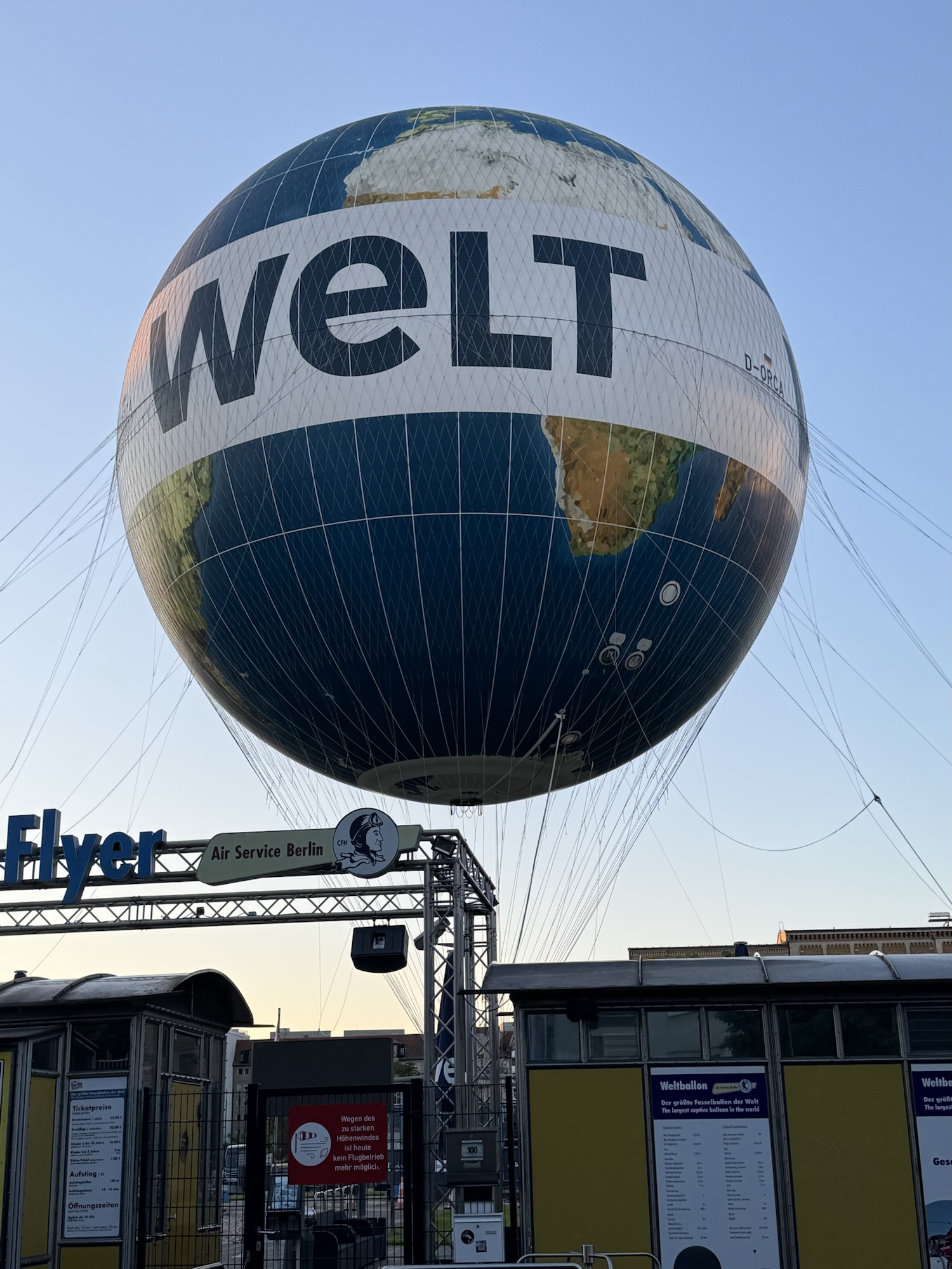 Fahrt durch Berlin – Protected Bikelanes und eine schwebende Welt