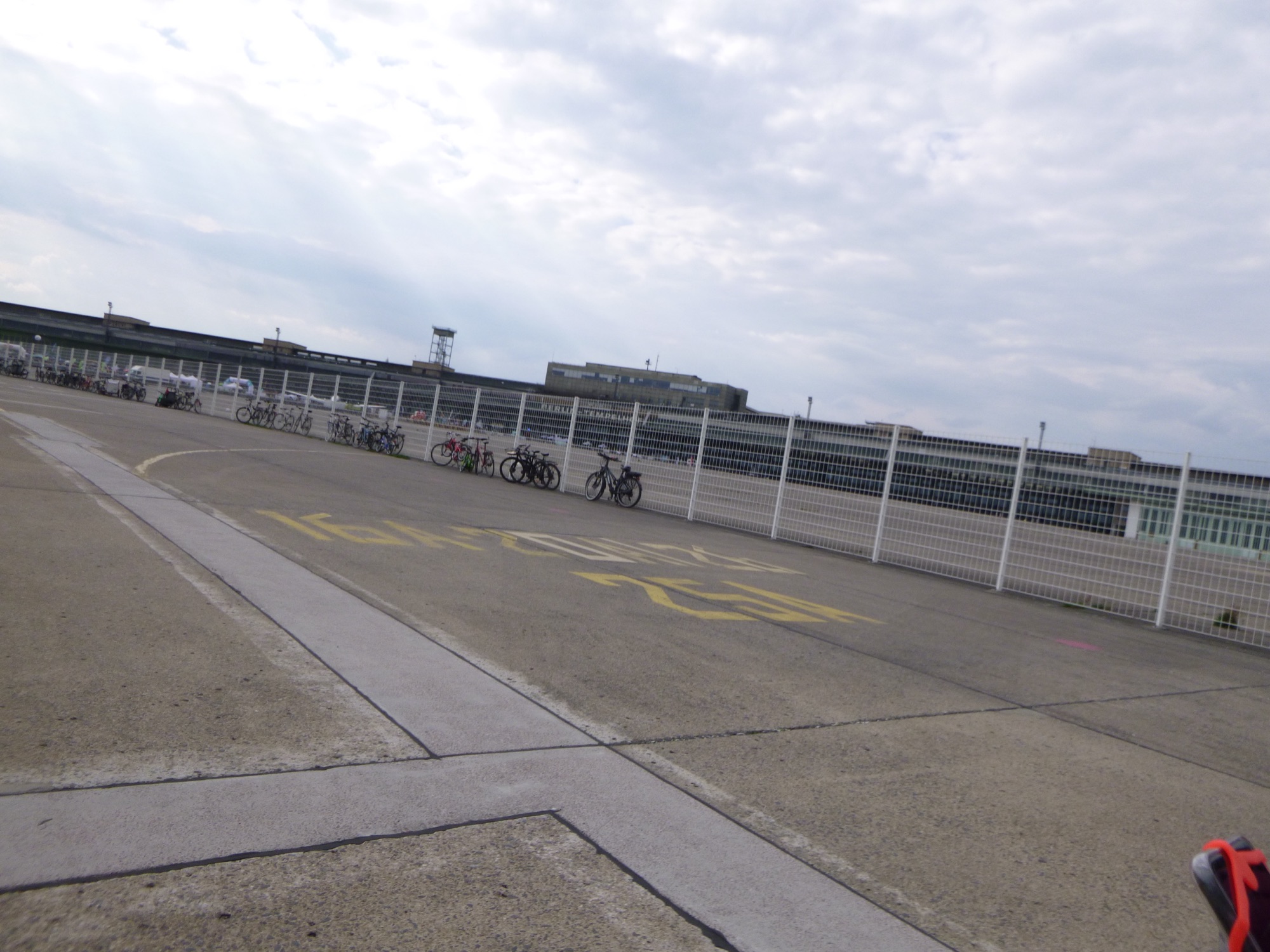 Flughafen Tempelhof & Tempelhofer Feld: Vom Luftfahrt-Mythos zum Freizeitparadies