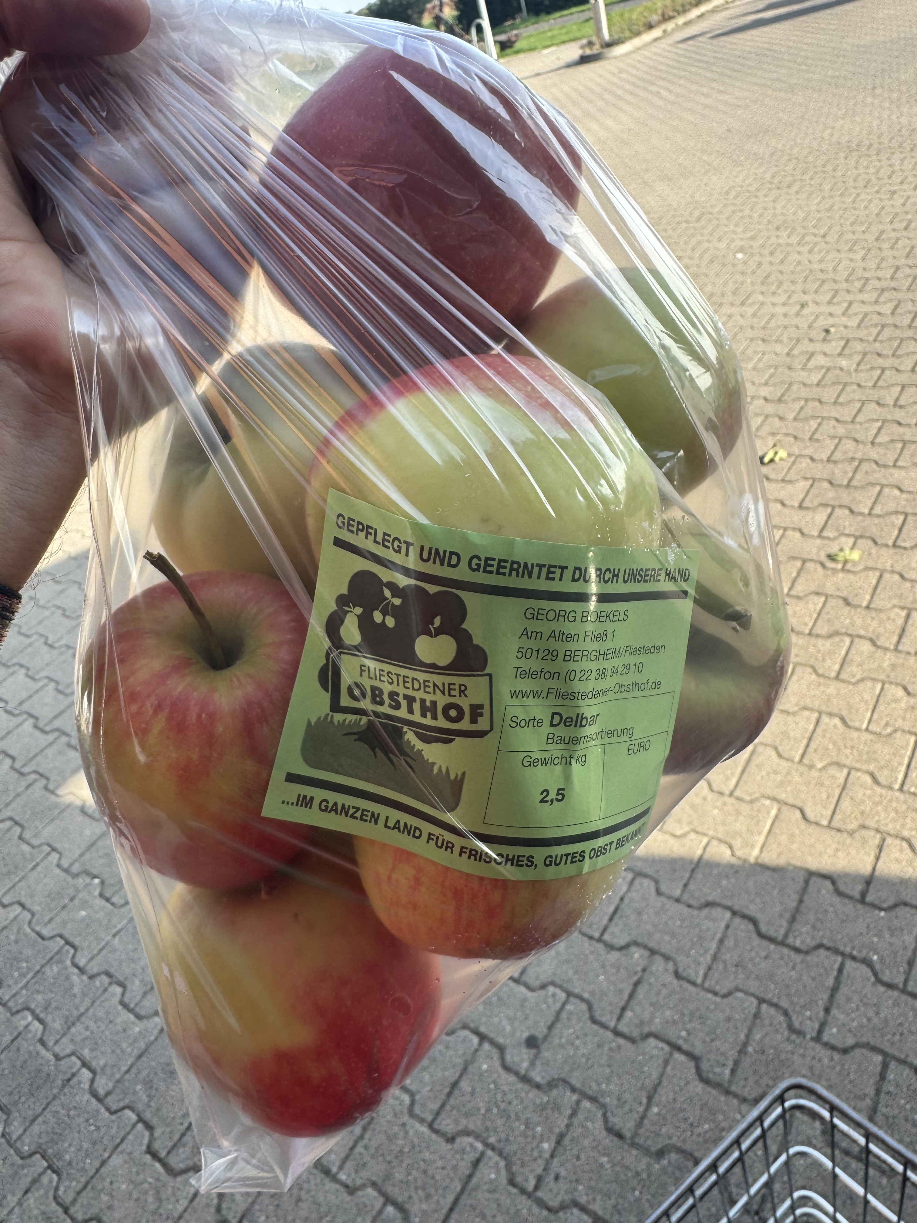Äpfel kaufen nach spannender Radfahrt