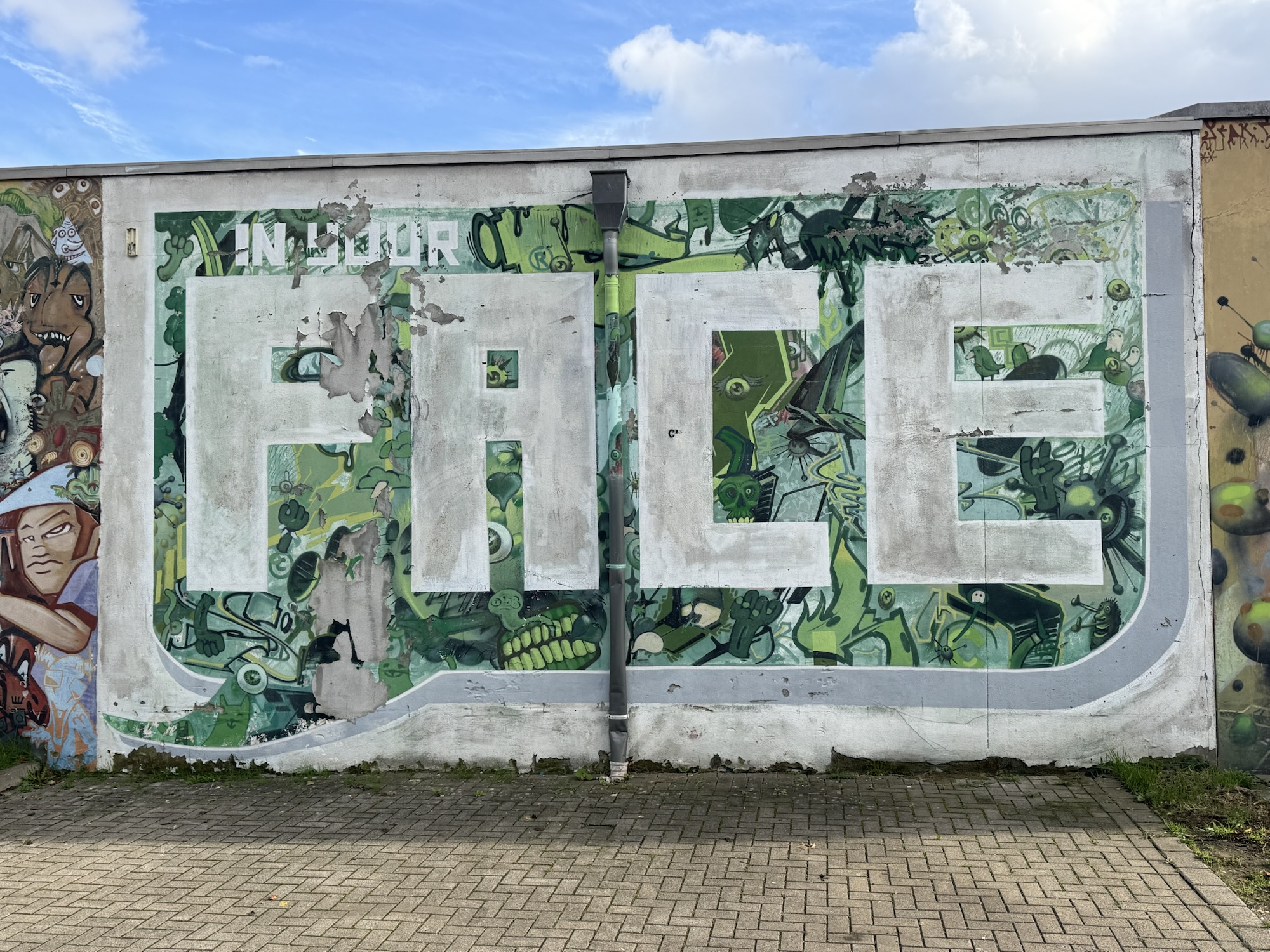 Die vielen Gesichter der Stadt: Eine Mauer spricht Bände