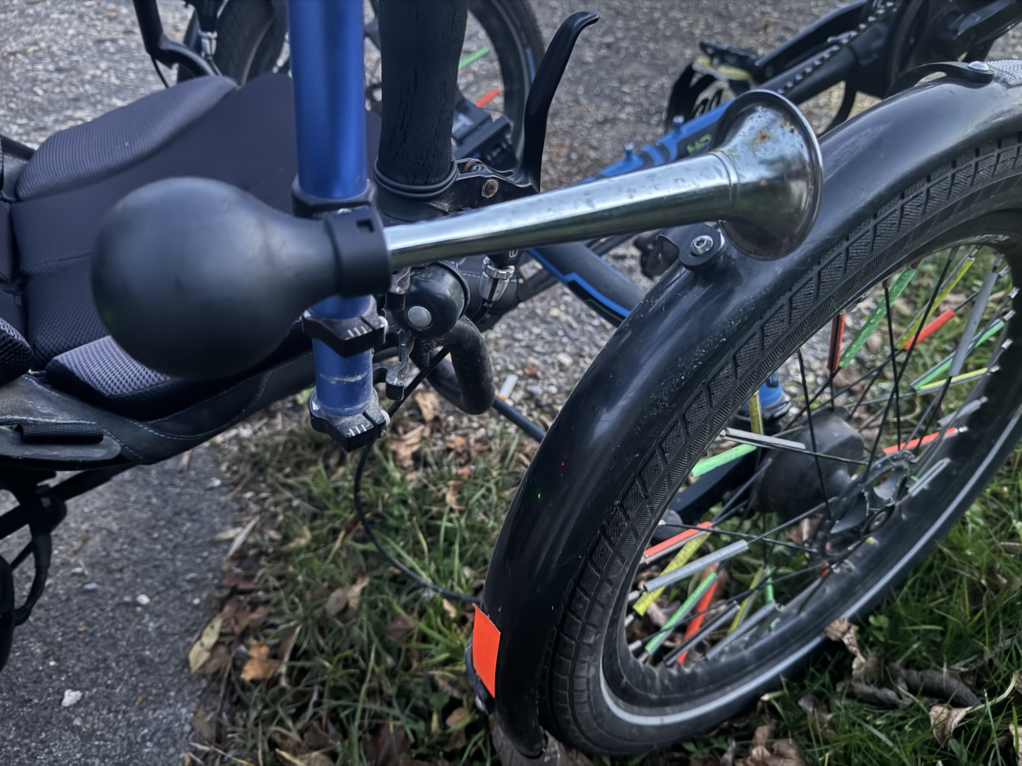 Lustfahrt mit Licht & Lächeln: So bringst du die Leute auf dem Radweg zum Winken!