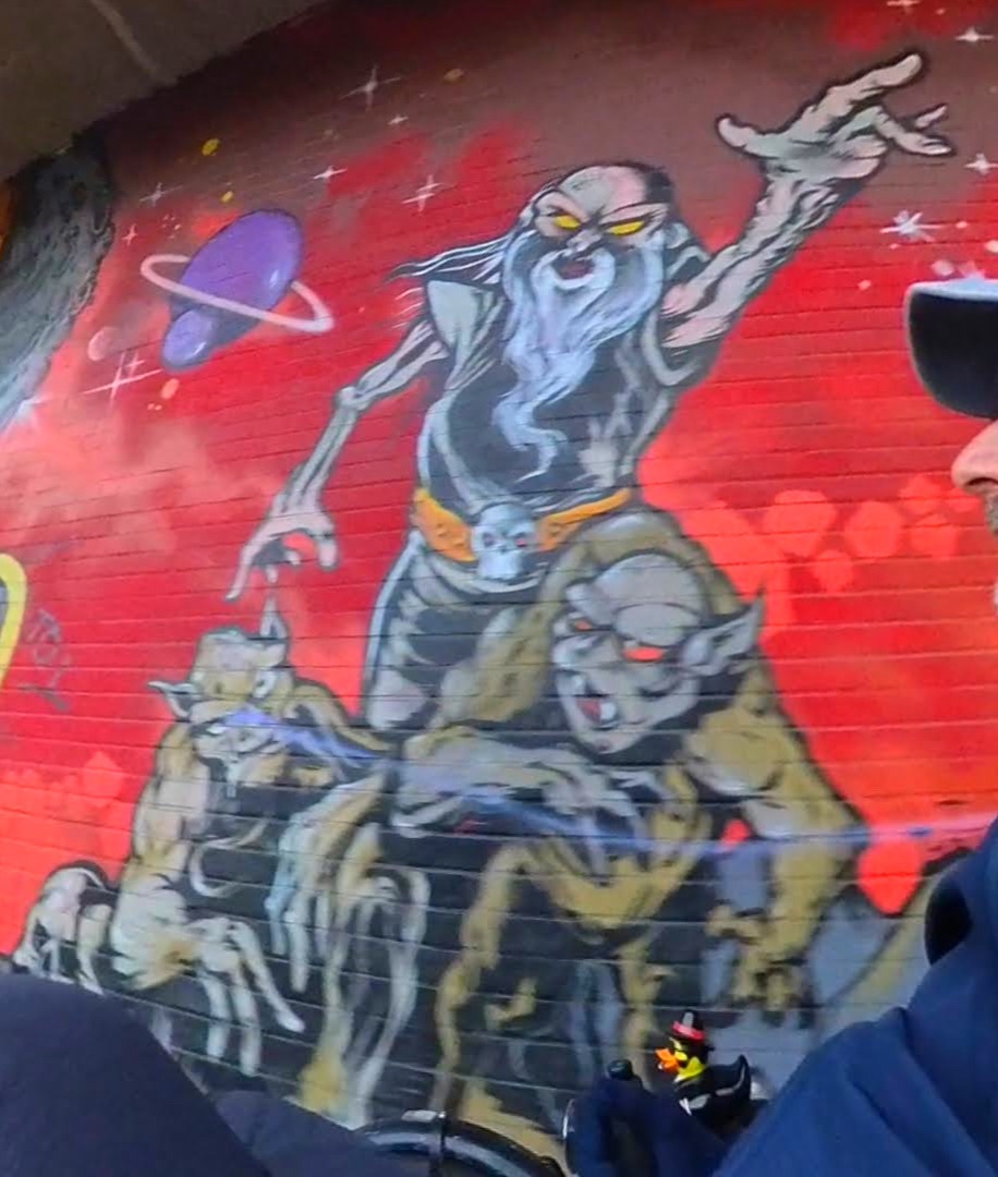 Graffiti im Vorbeifahren: Wie ein Dark-Fantasy-Mural die Geschwindigkeit inspiriert