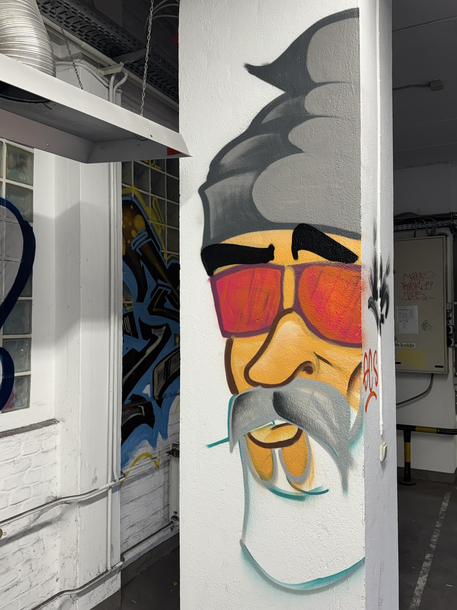 Spiegelbild an der Säule: Mein Graffiti-Doppelgänger im ARA Gelände 👤🎨