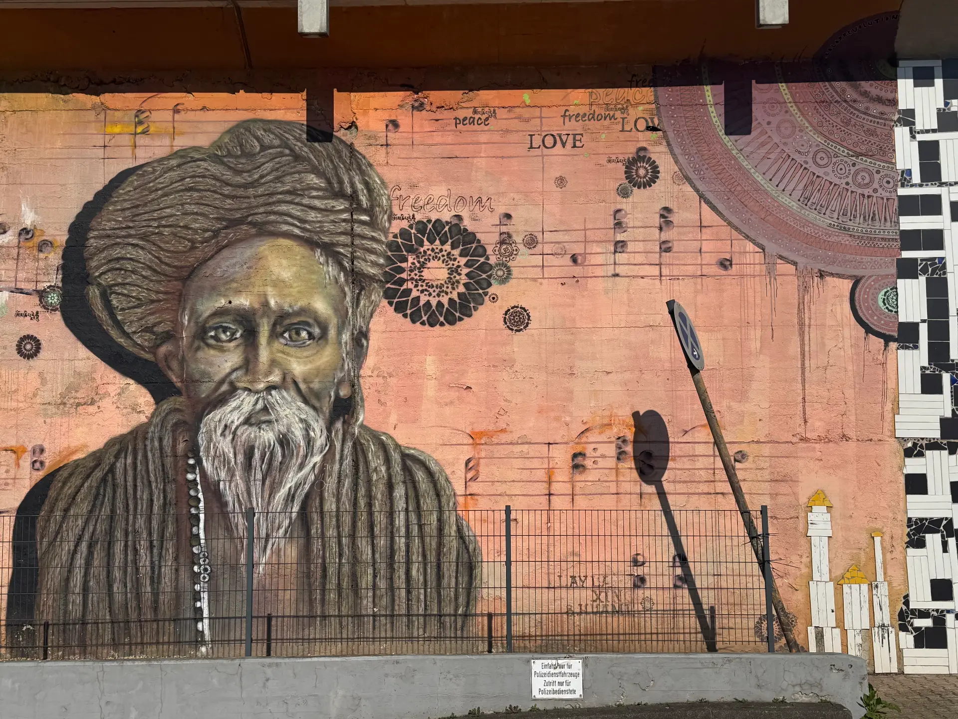 Street Art Porträt Köln: Peace, Love & Freedom in Ehrenfeld