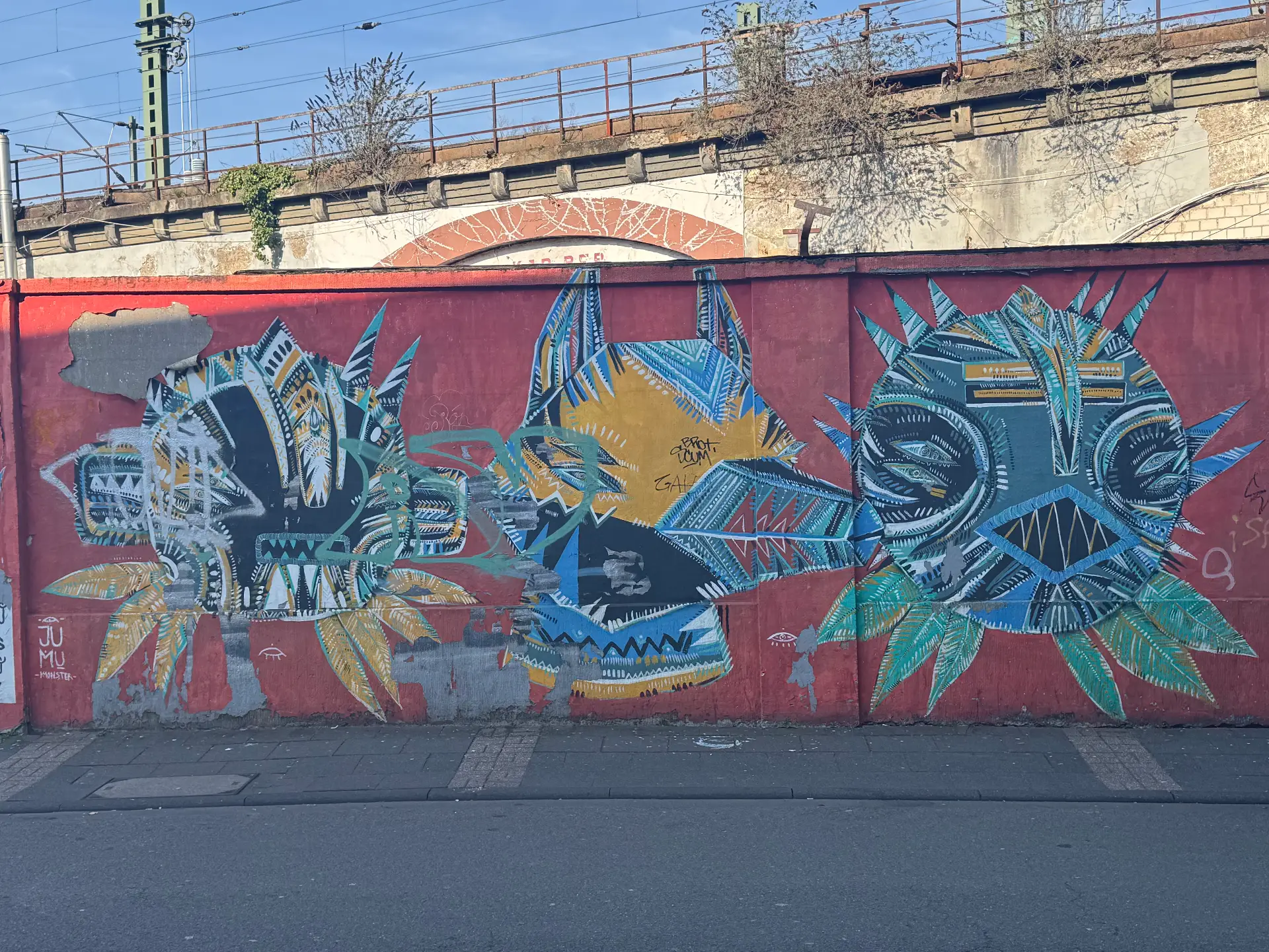 Ju Mu Street Art Köln: Die Masken der Heliosstraße