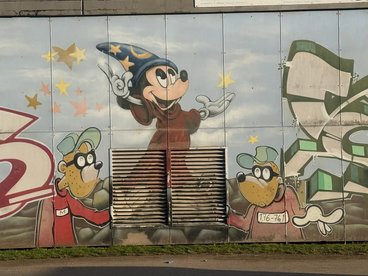 Street Art Interpretation: Disney-Klassiker auf Beton