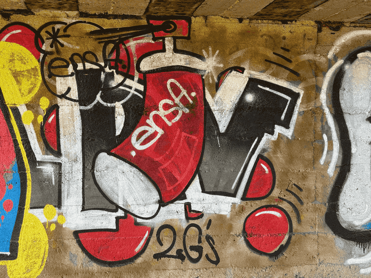 Street Art an der Erft: Die rote Sprühdose unter der Brücke