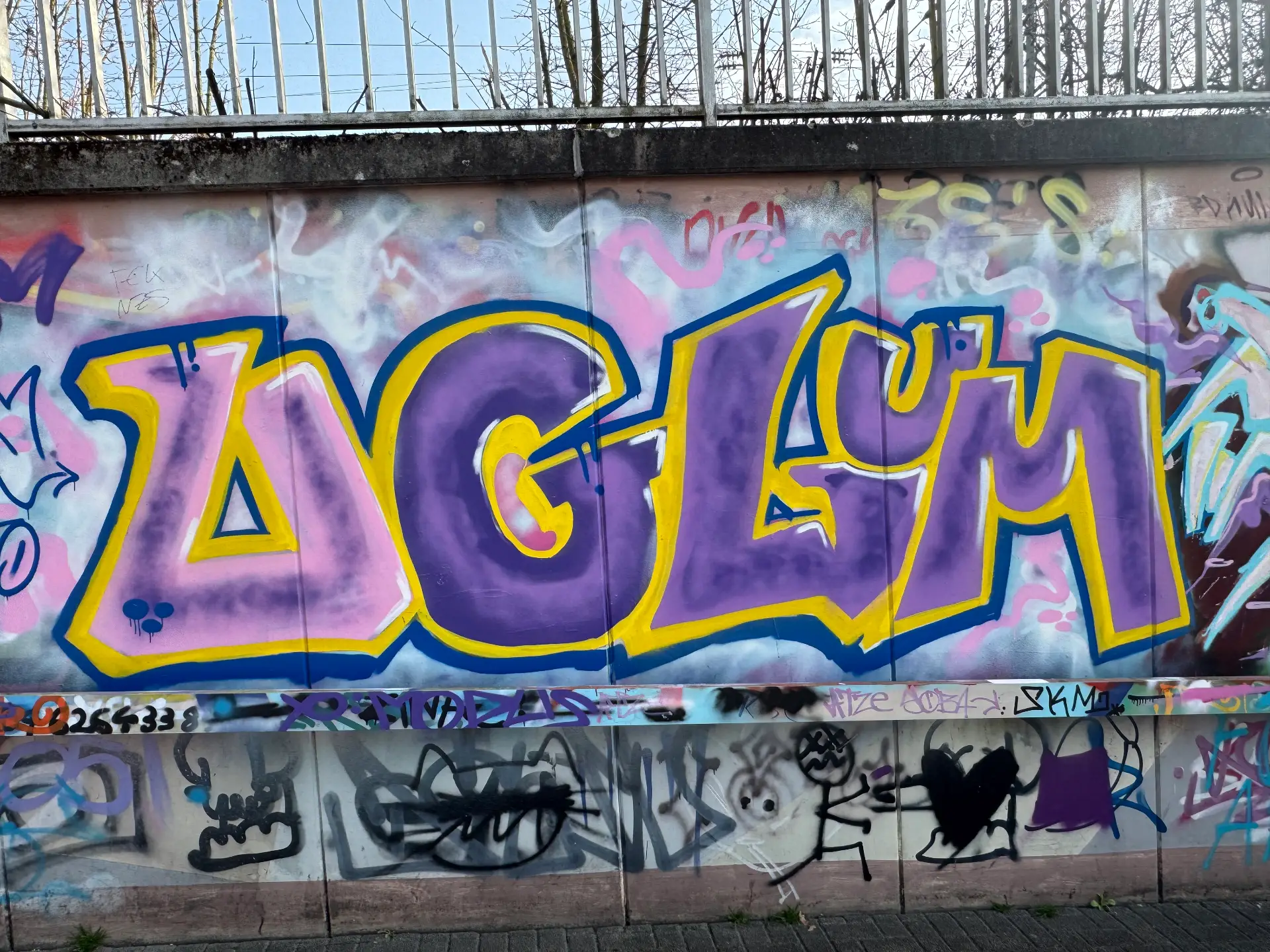 Lila-Gelbe Dynamik: Urban Art im Kraichgau entdeckt