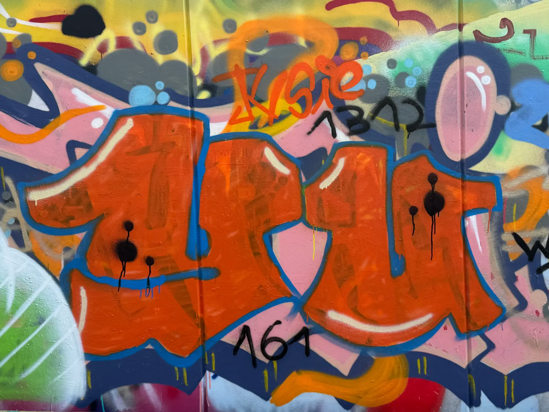 Kraichgau Vibes: Orangefarbene Street Art Inspiration