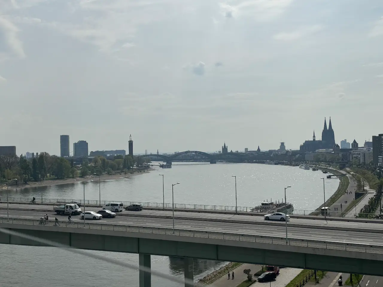 Schwebend über dem Rhein: Die beste Aussicht auf Köln