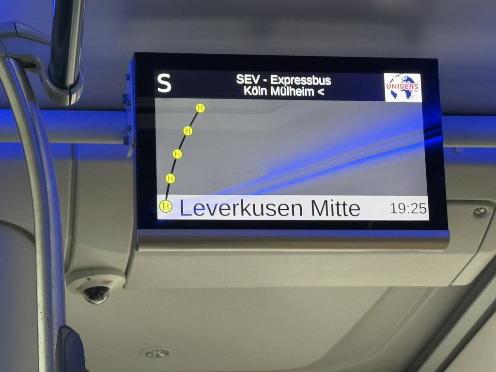 Anzeigetafel im Schienenersatzverkhr-Bus der S6 von Langenfeld nach Köln Mülheim