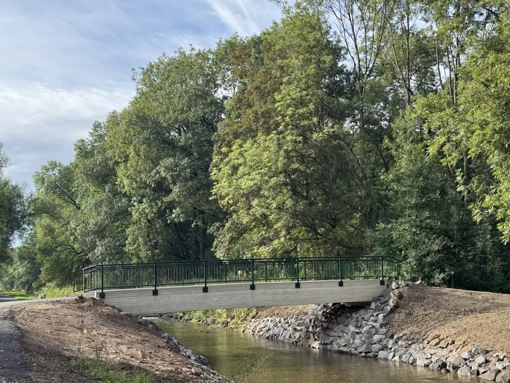 Erftbrücke vom Erftradweg in den Kerpener Bruch, die wieder in Betrieb und befahrbar ist.