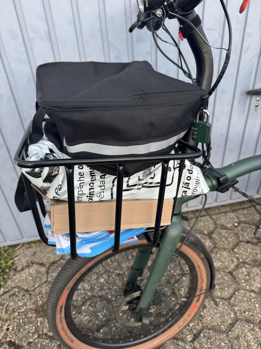 Das flache Geheimnis im FAHRER-Korb: Ein Falthelm fürs Faltrad! 🚲📦⛑️