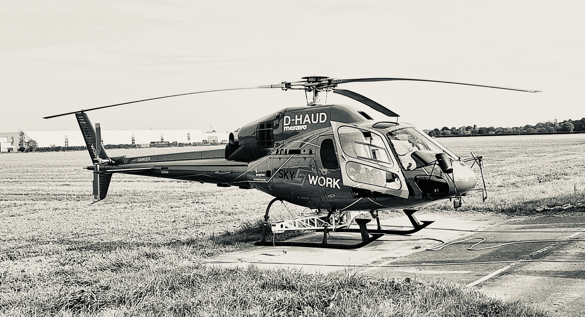 Airbus Hubschrauber schwarz weiĂ