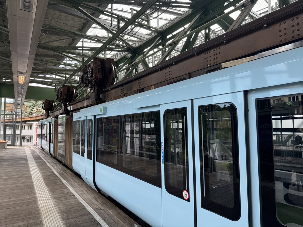 Mit dem Enkel durch die Lüfte: Ein radfreier Samstag, die Wuppertaler Schwebebahn & leere Spielplätze
